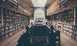 Co to literatura obyczajowa? Zrozum jej znaczenie i tematyczne zawirowania