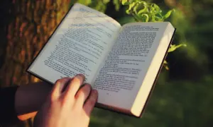 Czy warto czytać literaturę faktu? Odkryj jej moc!