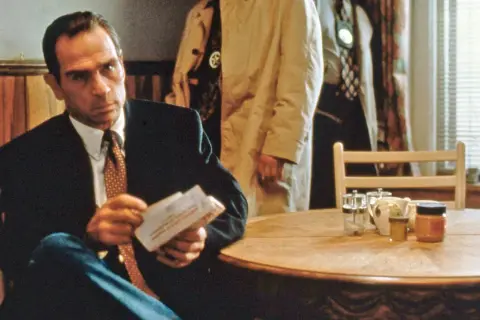Jak Tommy Lee Jones w Ściganym - pełny cytat i jego kontekst w Kilerze