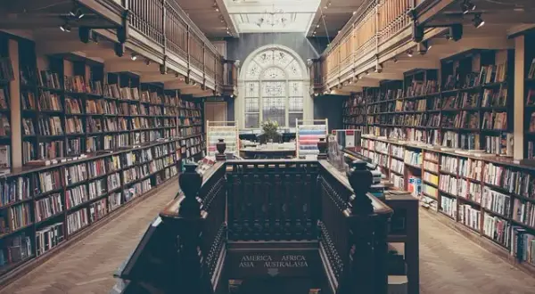 Co to literatura obyczajowa? Zrozum jej znaczenie i tematyczne zawirowania