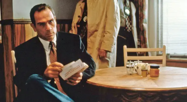 Jak Tommy Lee Jones w Ściganym - pełny cytat i jego kontekst w Kilerze
