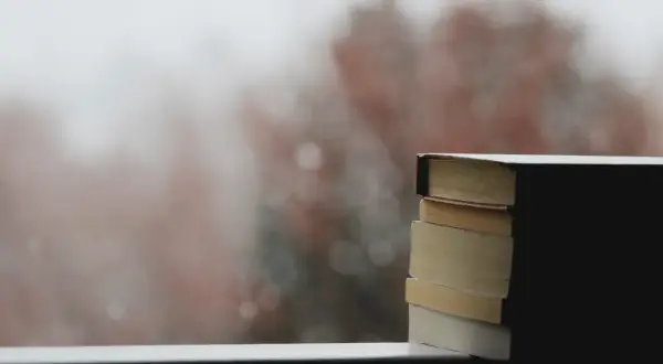 Motyw pracy w literaturze: jak wpływa na postacie i fabułę
