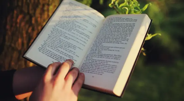 Czy warto czytać literaturę faktu? Odkryj jej moc!