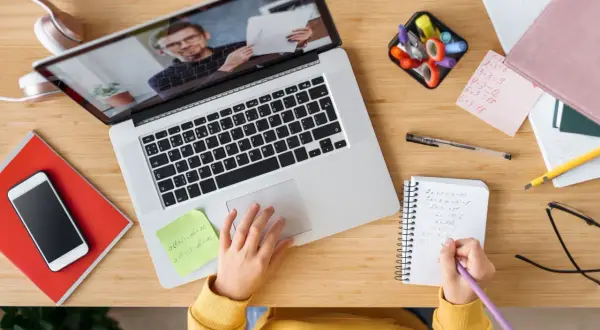 Co to nauczanie hybrydowe i jak może zmienić edukację?