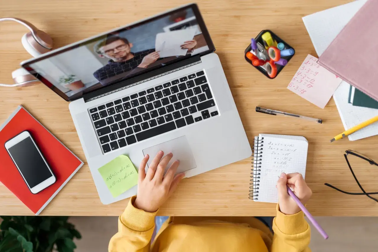 Co to nauczanie hybrydowe i jak może zmienić edukację?