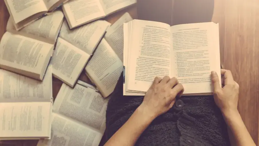 osoba czytająca książkę non-fiction i zyskująca wiedzę, metafora supermocy