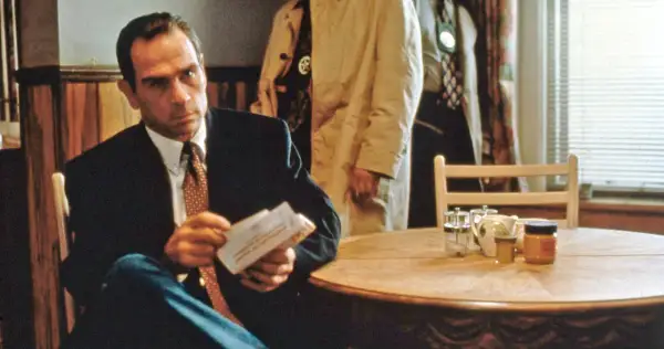 Jak Tommy Lee Jones w Ściganym - pełny cytat i jego kontekst w Kilerze